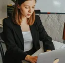 Frau arbeitet am Macbook