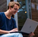 Mann arbeitet an Laptop