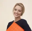 Marketingmanagerin lacht in Kamera