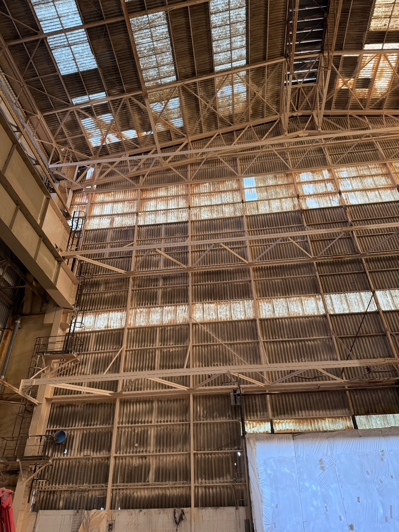 Démantèlement d'un hangar au chantier naval MB92 à La Ciotat 