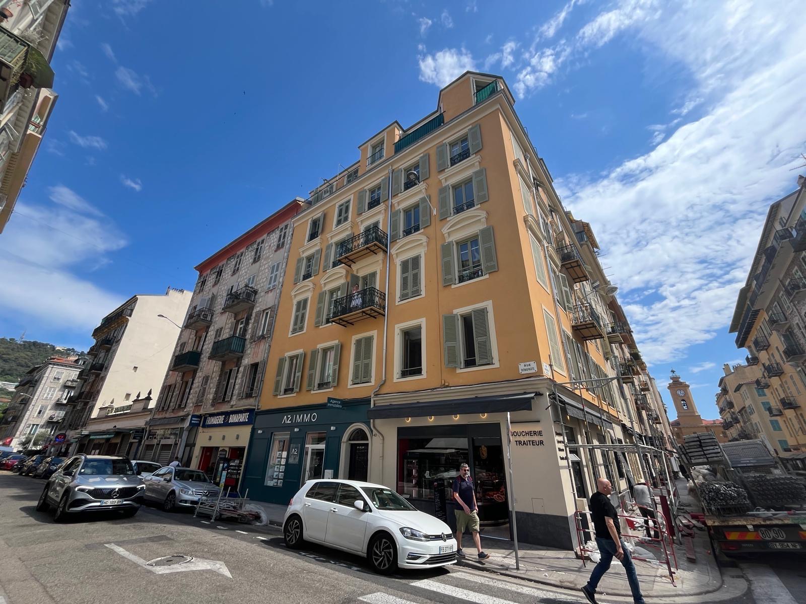 Ravalement de la façade d'un immeuble rue Bonaparte à Nice quartier du port