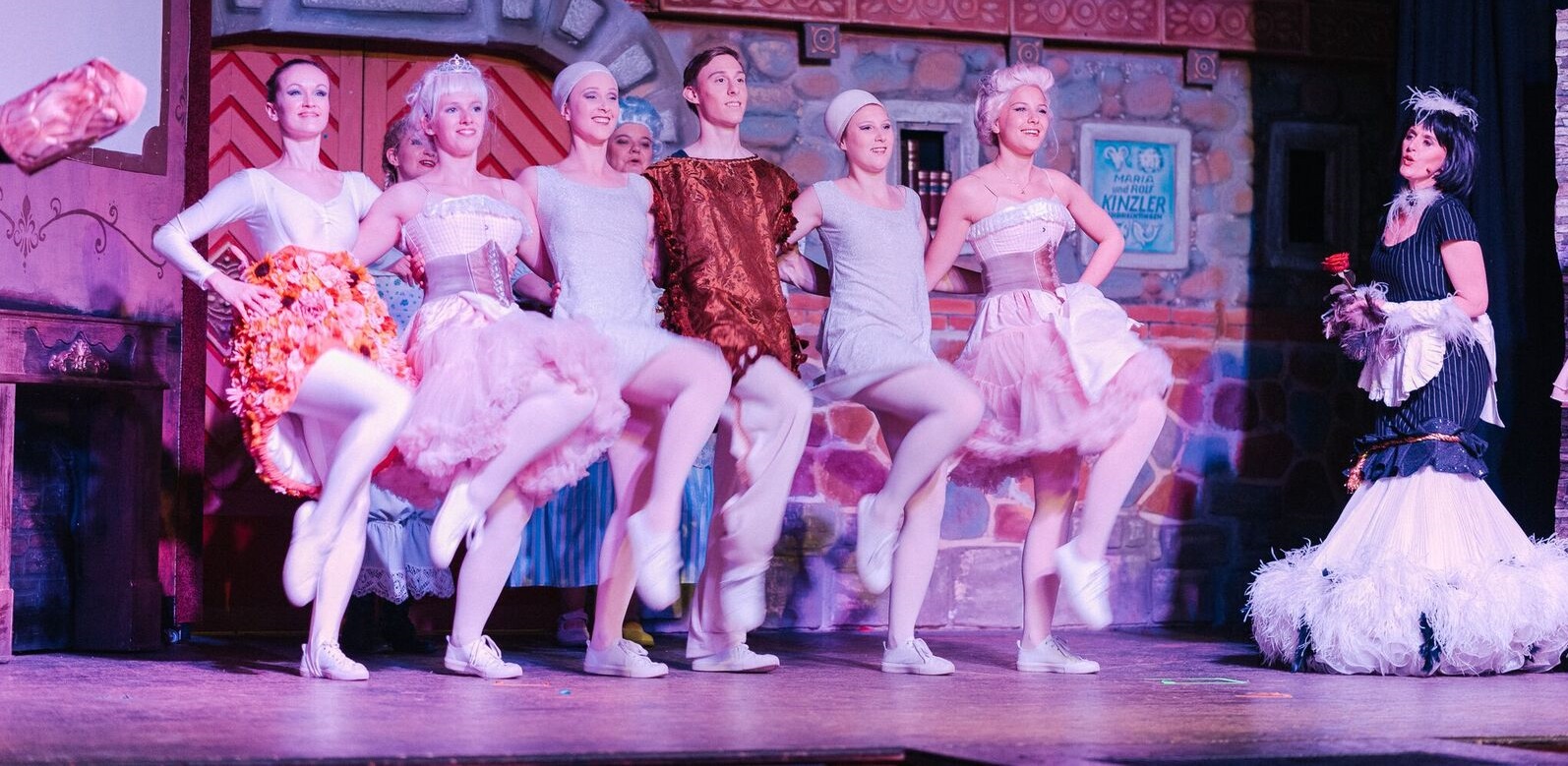 Schauspieler auf Theaterbühne in Braighausen