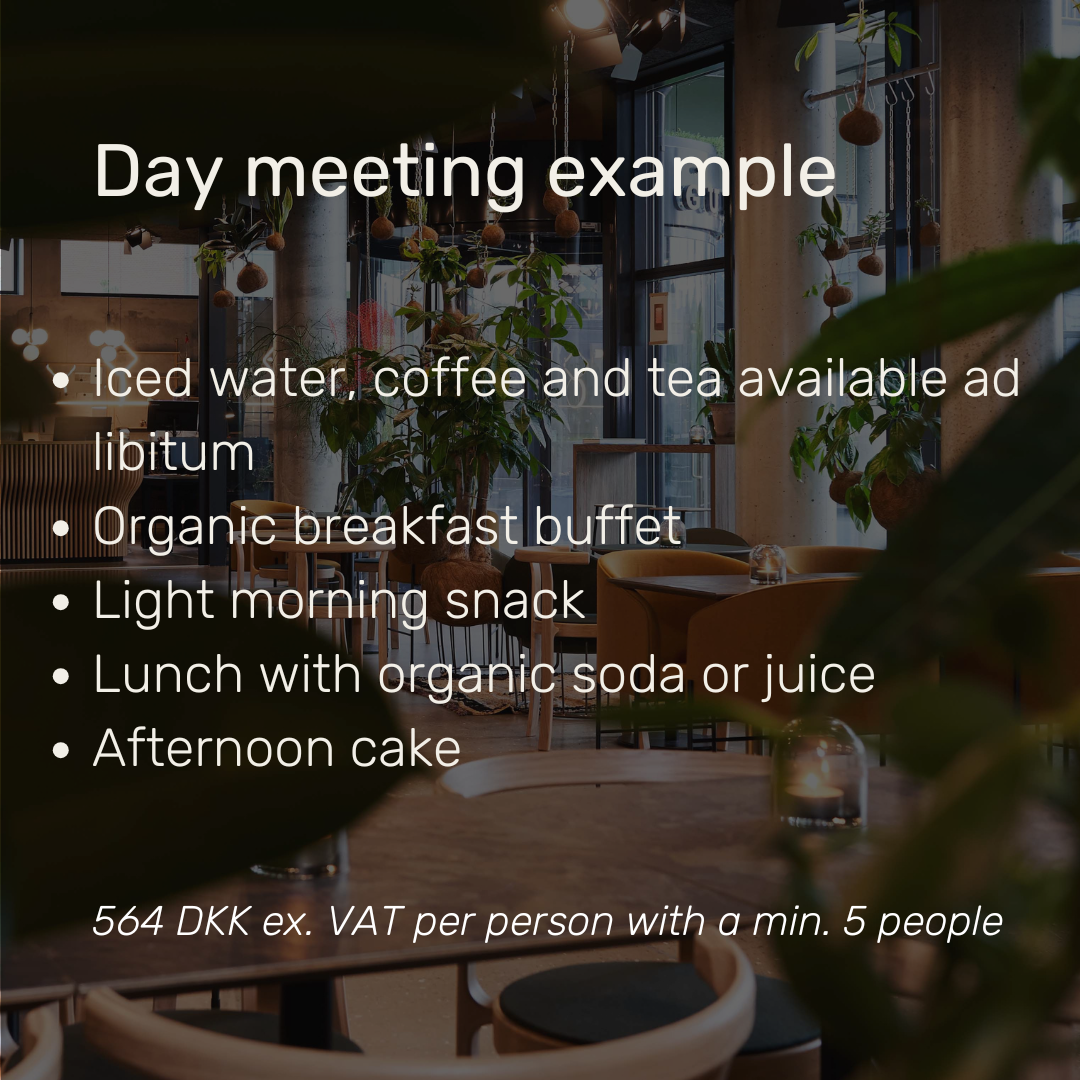 Indendørs mødelokale med planter og moderne møbler med tekst om dagsmødeeksempel og madmenu på engelsk.