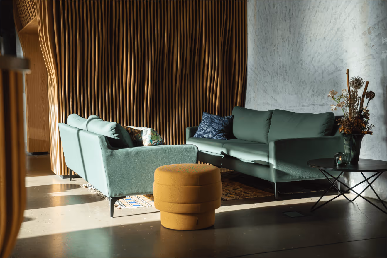 Lounge og fællesområde på Hotel GUESTapart i Aarhus med sofaer og siddepladser