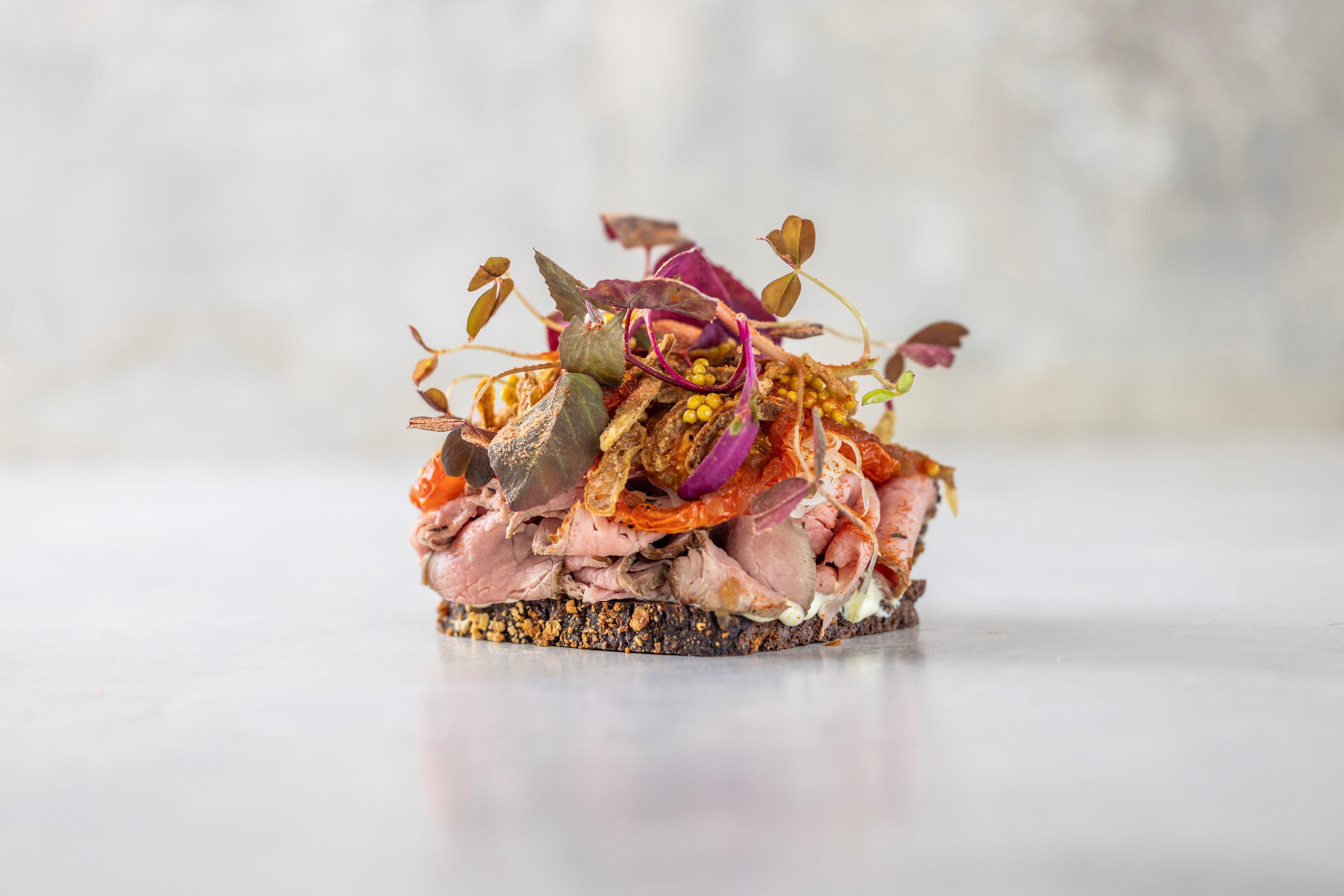 Højtbelagt smørrebrød fra Mad med Mondrup som kursusforplejning hos Hotel GUESTapart i Aarhus