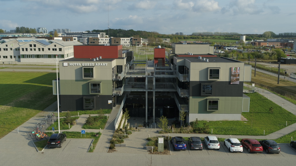 Hotel GUESTapart i Aarhus med parkeringsplads og adgangsveje foran hotellet