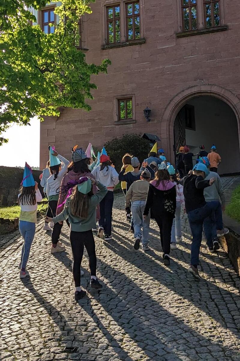 Ritterhelme und Spitzhüte