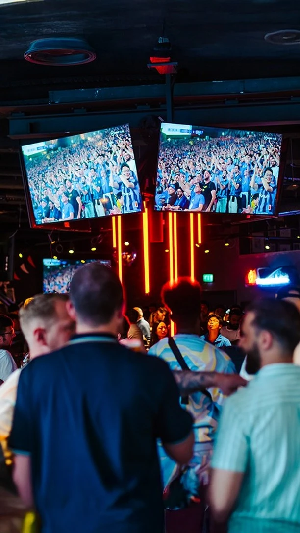It starts tonight! 

Get ready for another exciting season of the Premier League kicking off this weekend with: 

Friday 15 August
LIVERPOOL v BOURNEMOUTH - 8pm

Saturday 16 August
ASTON VILLA v NEWCASTLE - 12:30pm
WOLVES v MAN CITY - 5:30pm

Saturday 17 August
CHELSEA v PALACE - 2pm
MAN UTD v ARSENAL - 4:30pm

Head to the link in our bio to book your spot now.