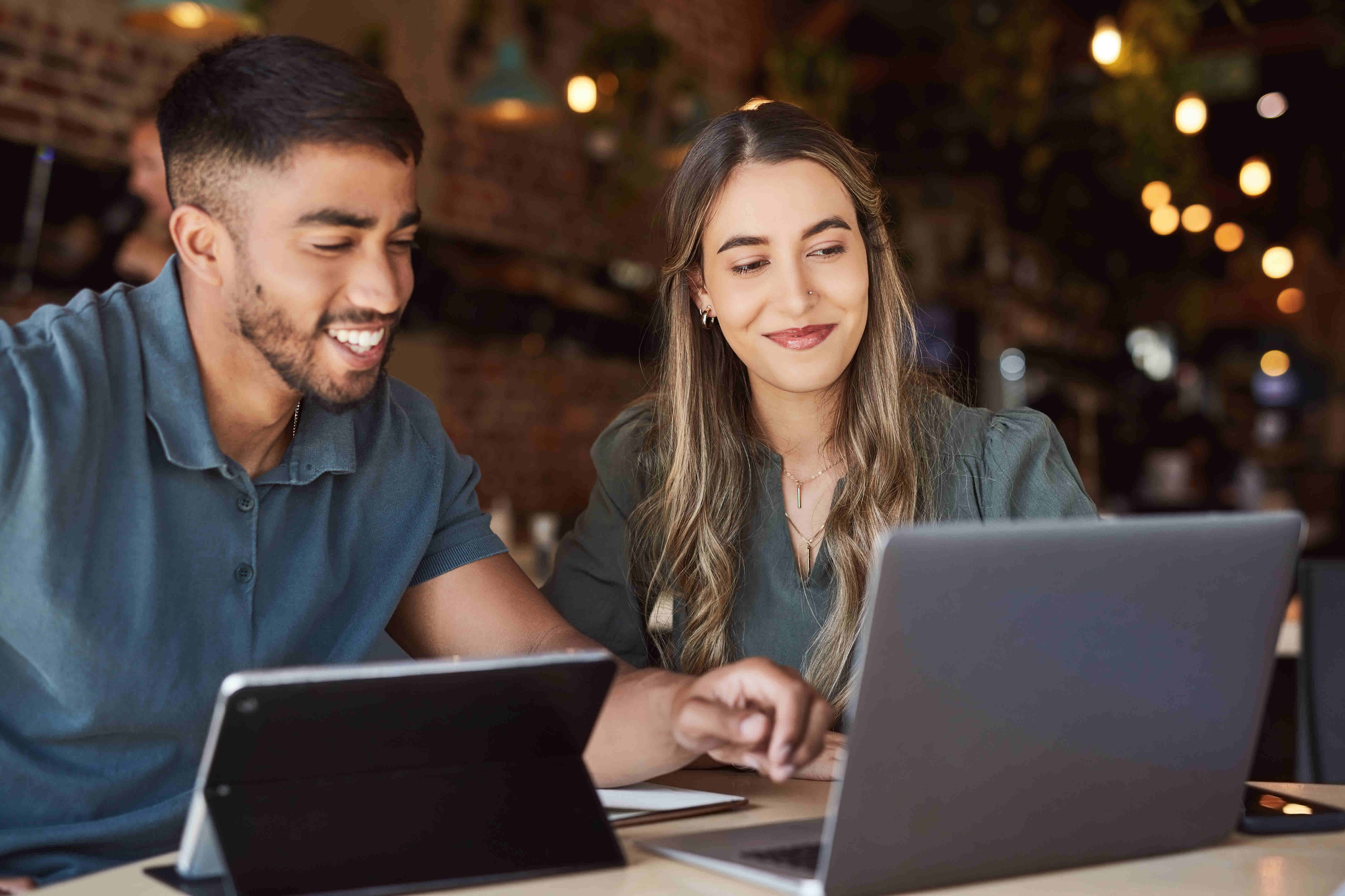 Hånd plukker kronblad fra marguerit på grøn baggrund.