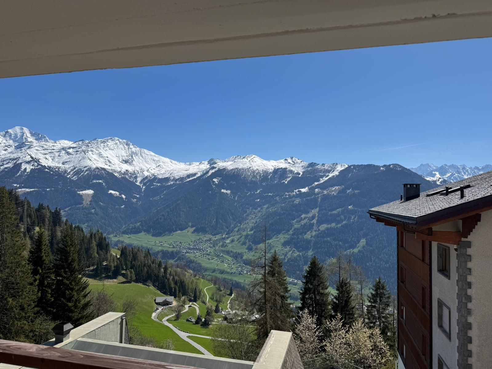 Chalet-style 2-bedroom by Place Centrale with stunning view, parking, pool, gym, sauna