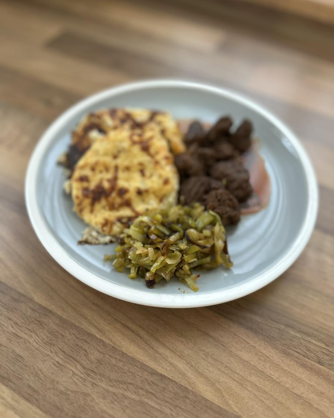 Vörösboros marhapofa sült póréhagymával és karfiollepénnyel