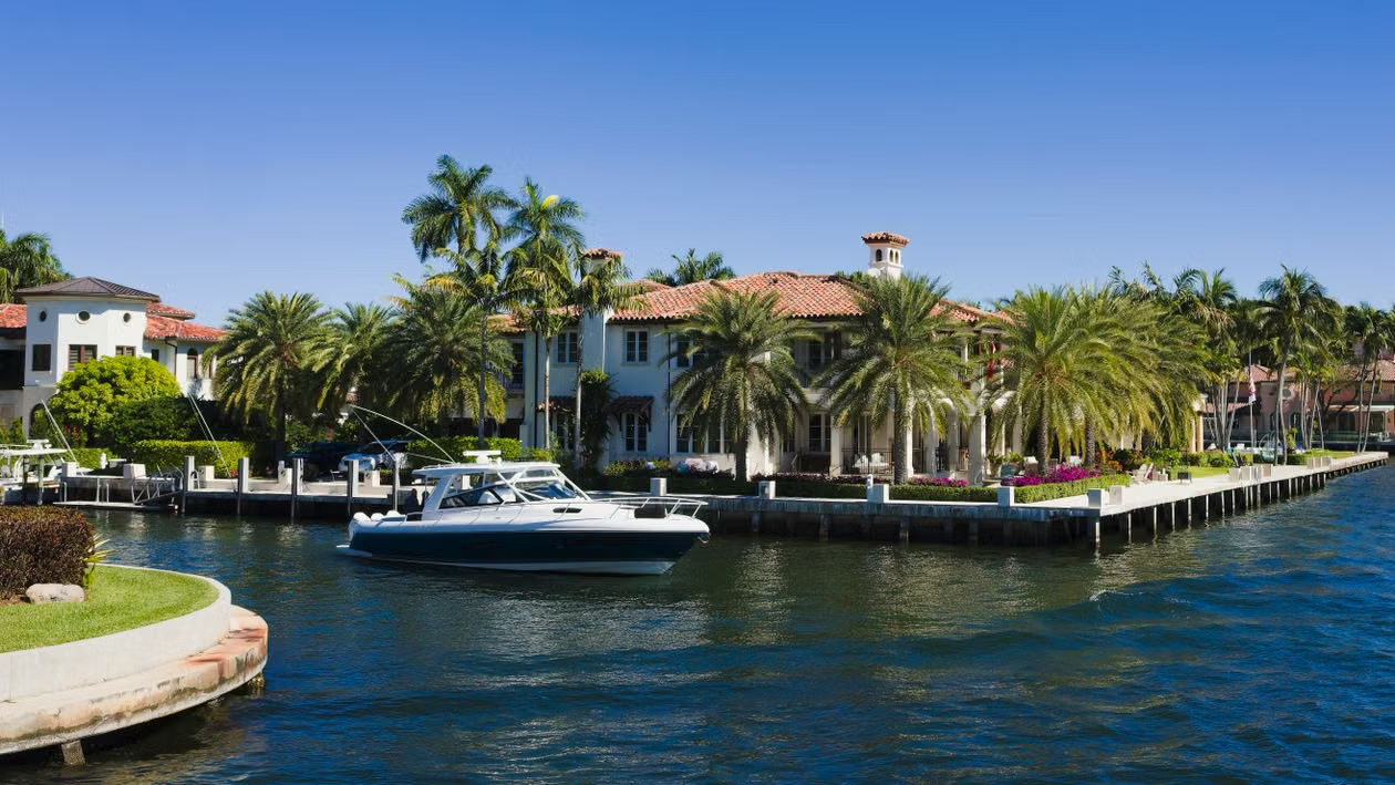 Waterfront properties along Fort Lauderdale canals showcasing local Fort Lauderdale home insurance risk