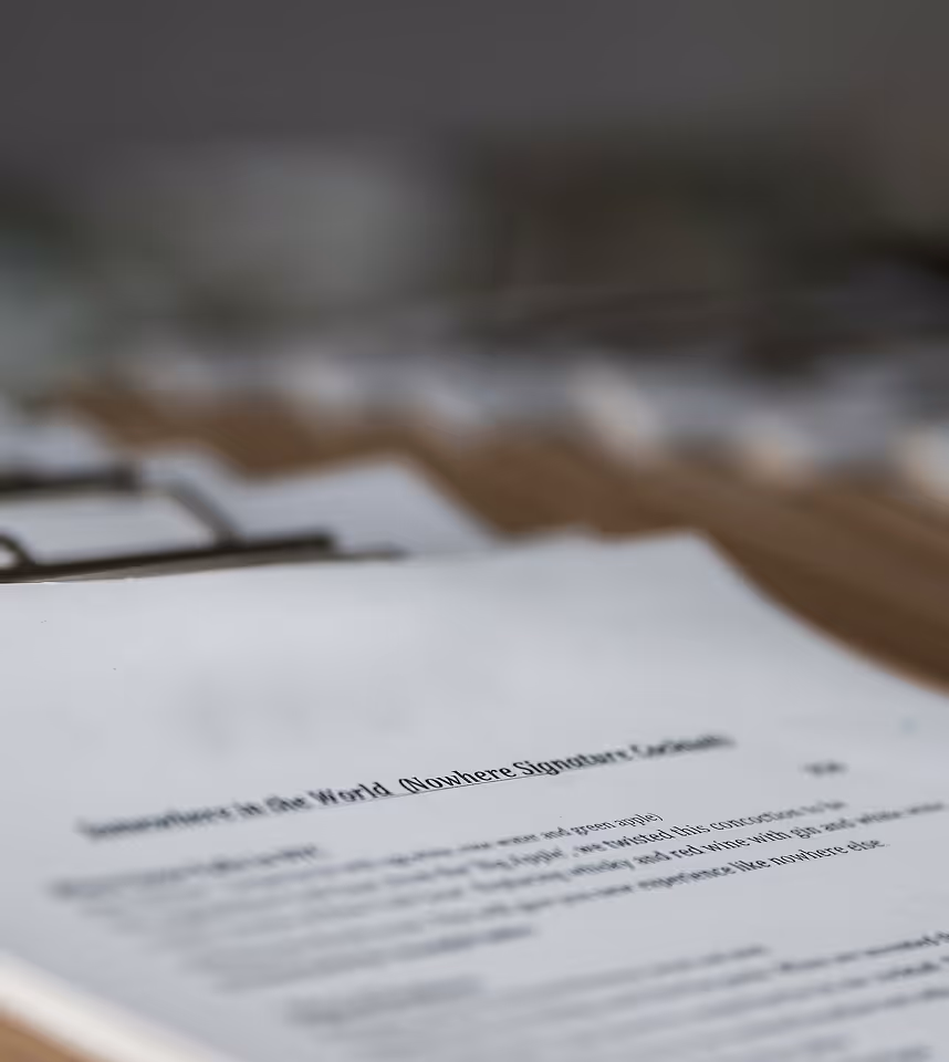 Deux techniciens portant des casques jaunes et des gilets de sécurité installant un panneau solaire sous un ciel bleu avec quelques nuages.