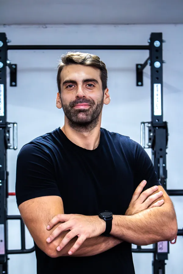 Nicolas Filippini, coach sportif à Ajaccio, bras croisés
