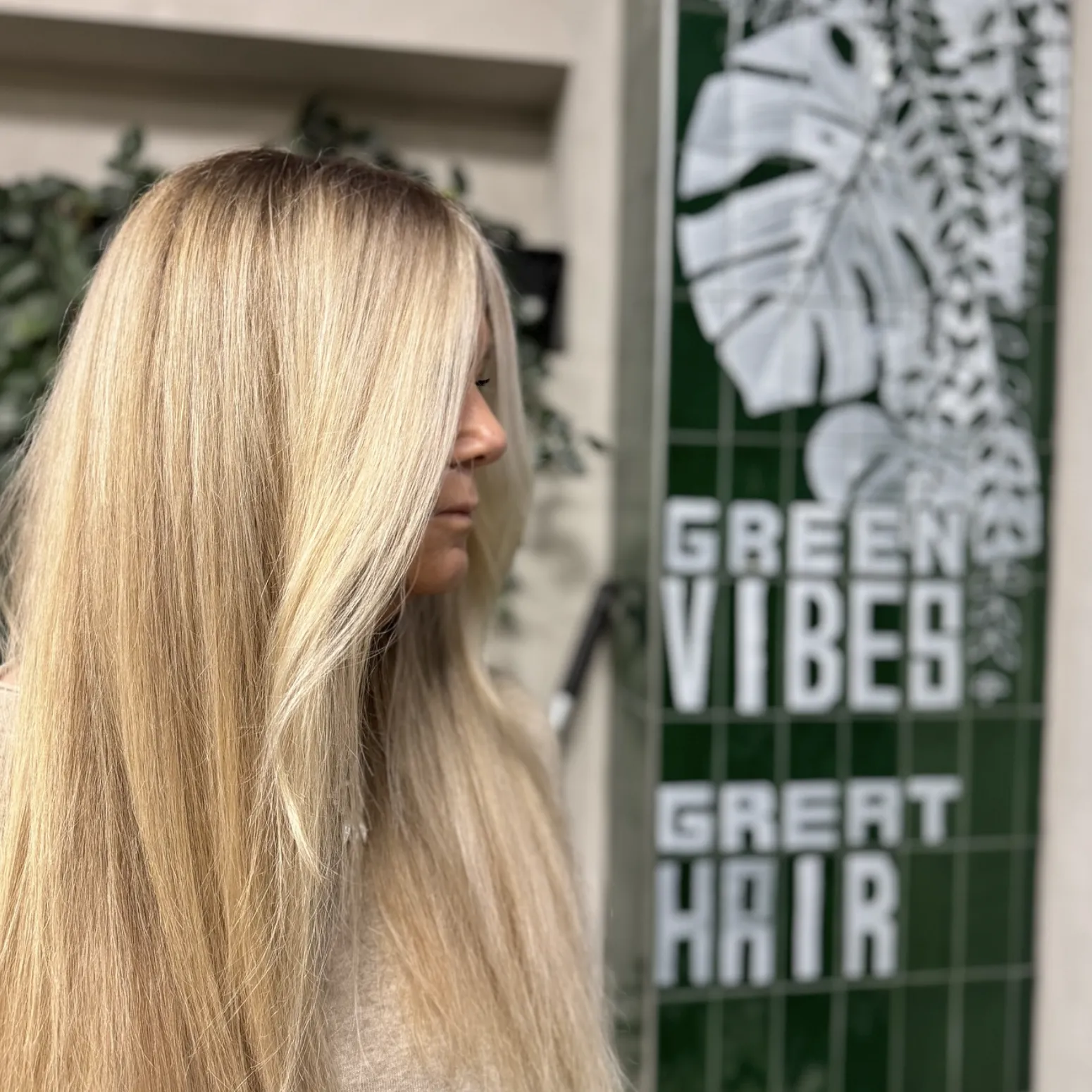 Sidoprofil på blekt hår, frisör salong bosco i Halmstad.