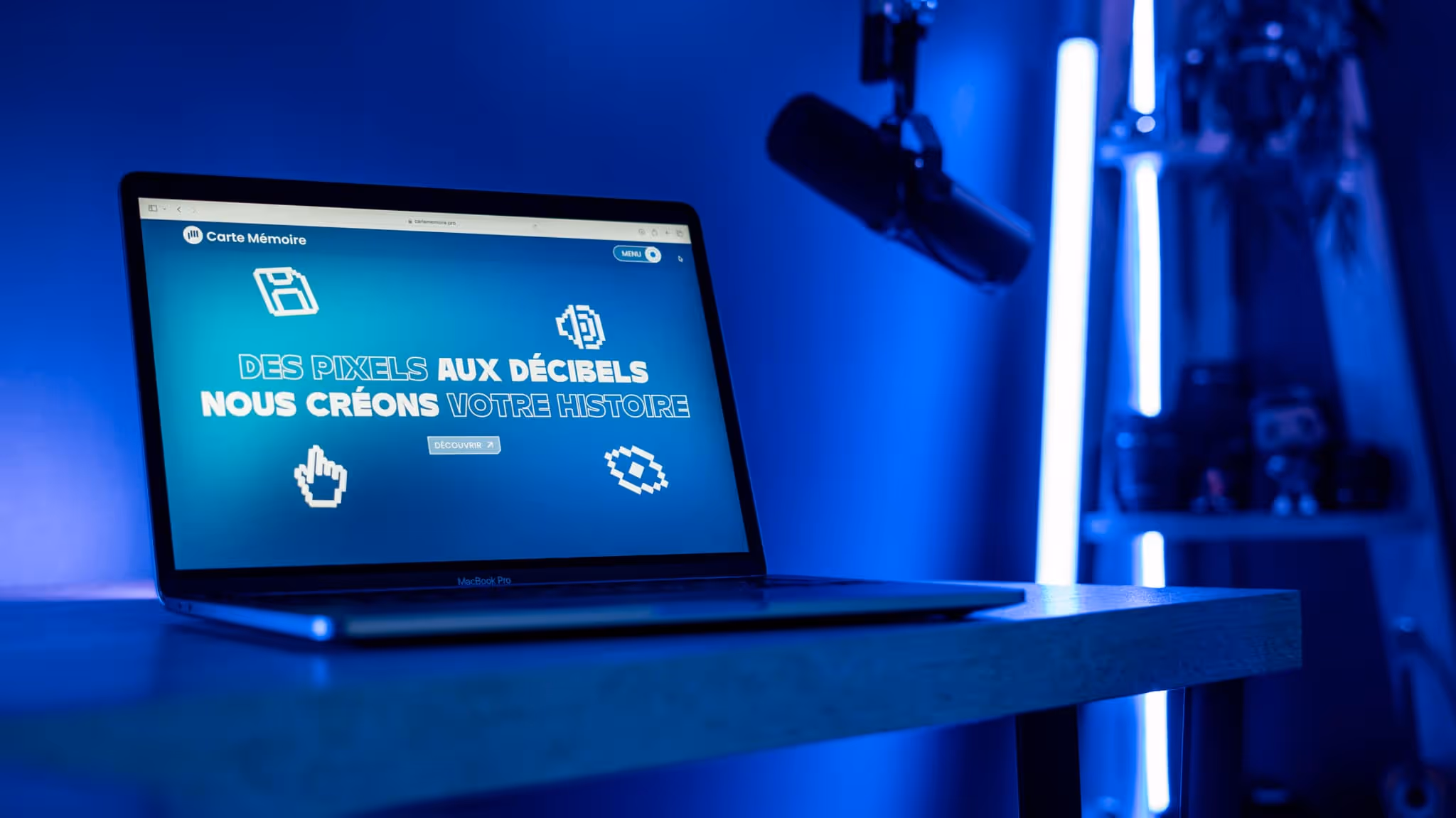 Un ordinateur portable sur un bureau