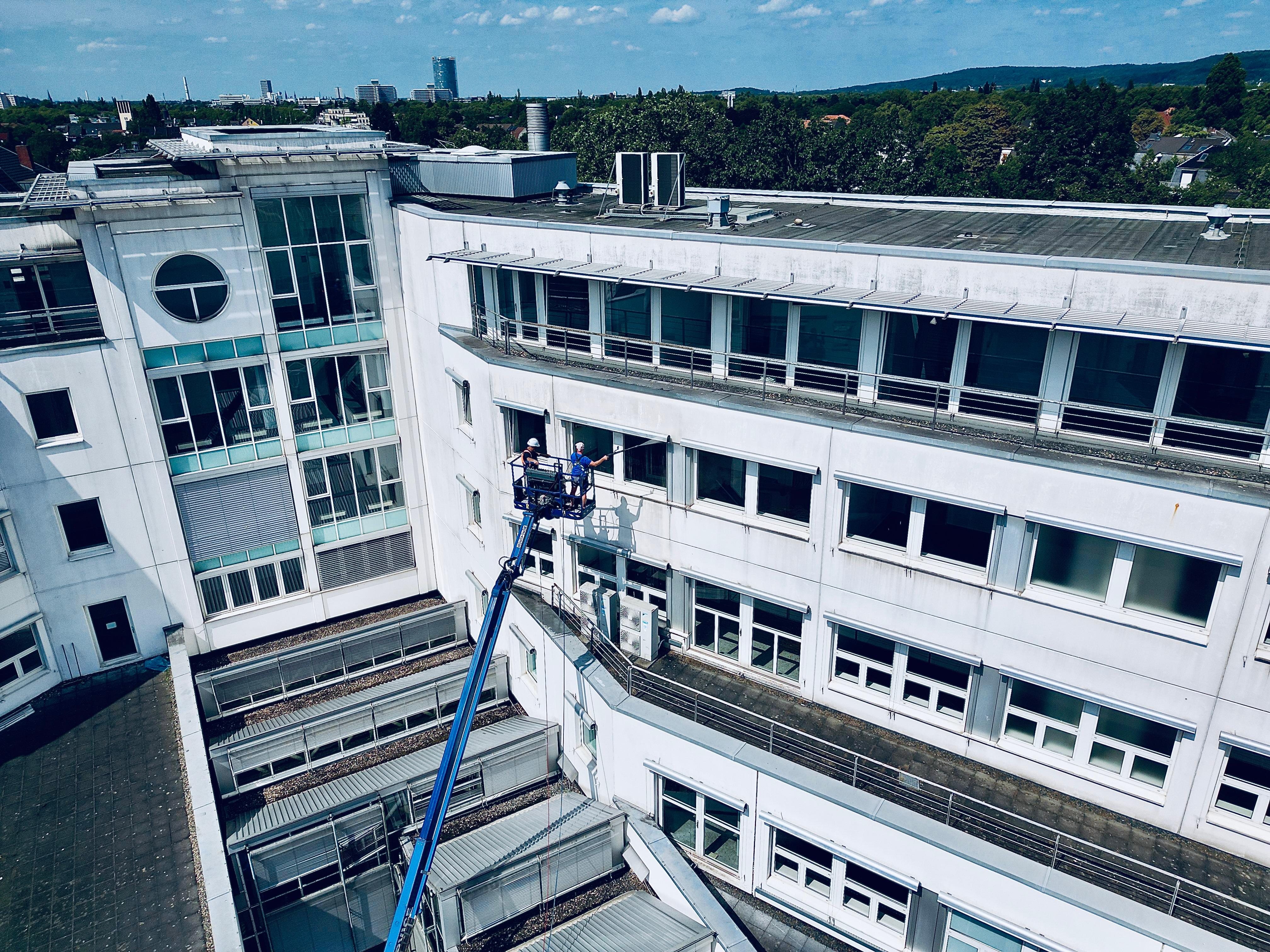 Ak Gebäudemanagement Büro Reinigung mit Staubsauger
