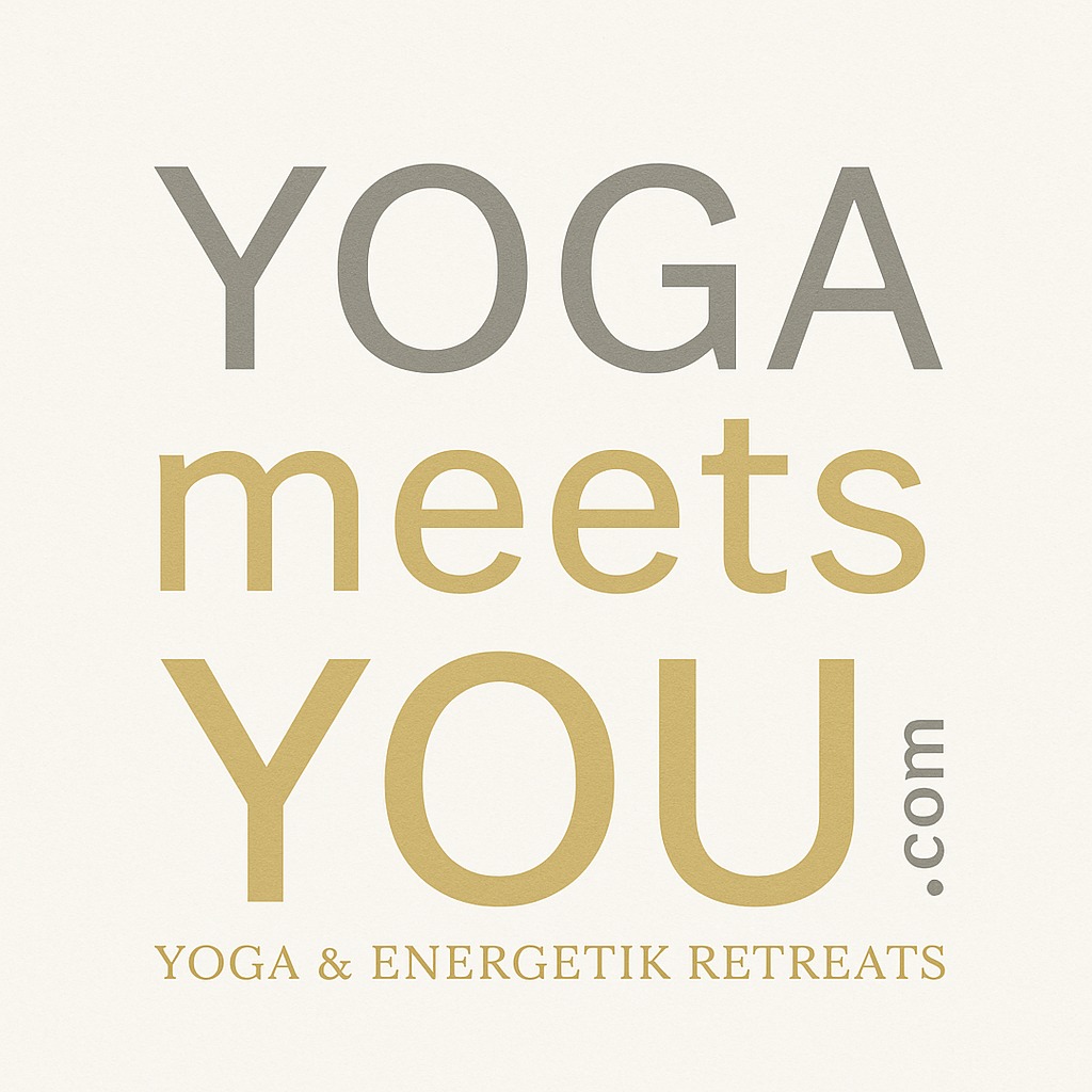 Ein goldenes Logo mit einer Yoga-Venusblume und Schrift darunter