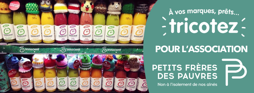 Bouteilles de just de fruit innocent avec des bonnets tricotés