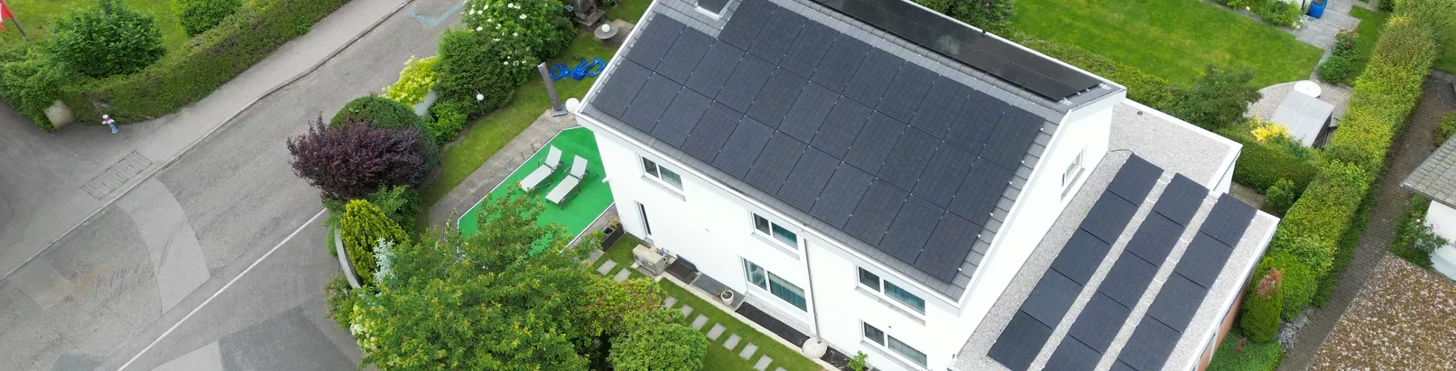 Photovoltaikanlage auf einem Hausdach aus der Vogelperspektive