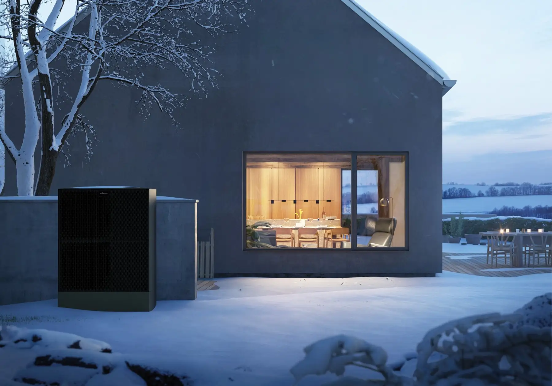 Einfamilienhaus mit einer Wärmepumpe in winterlicher Umgebung