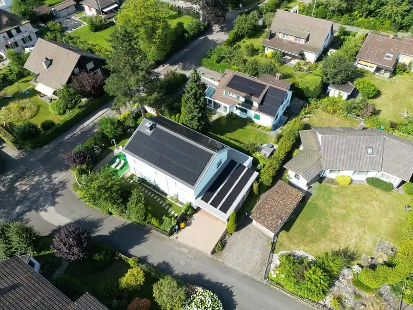 Einfamilienhaus mit Photovoltaikanlage auf dem Dach.