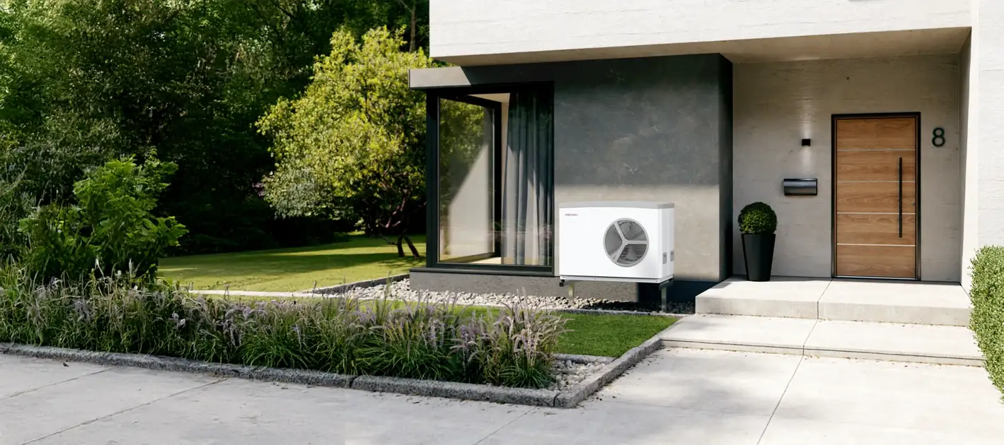 Stiebel Eltron Wärmepumpe vor einem Hauseingang