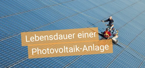 Grosse Photovoltaik-Anlage mit 3 Solarteuren, die eine Reparatur durchführen