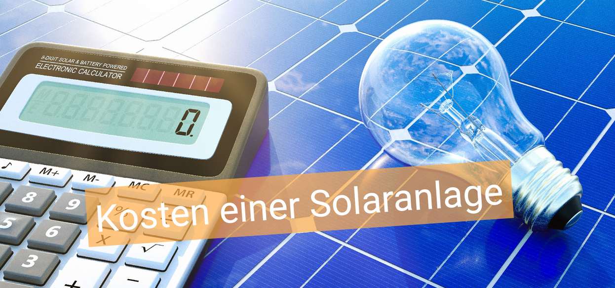 Titelbild Artikel "Kosten einer Solaranlage" - Taschenrechner und Glühbirne liegen auf einem PV-Modul