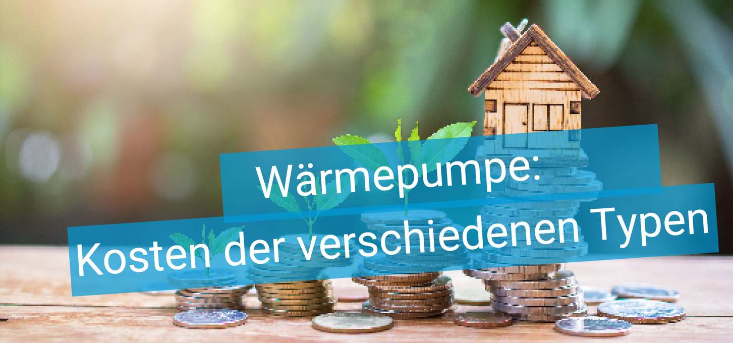 Titelbild Artikel "Wärmepumpe: Kosten der verschiedenen Typen" - im Bild Münzen und ein Modelhaus auf einem Holztisch