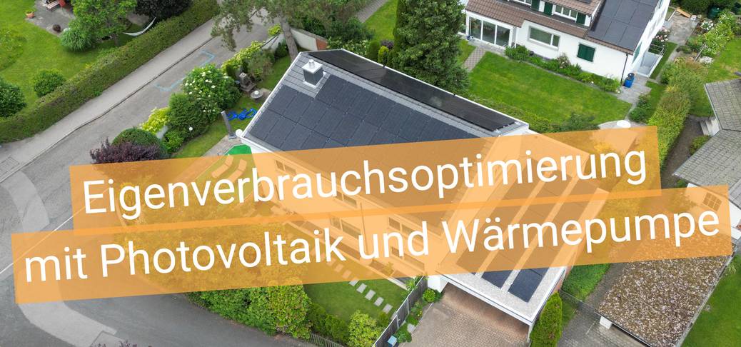Titelbild Artikel "Eigenverbrauchsoptimierung mit PV und WP" - im Bild ein Haus mit einer Photovoltaikanlage aus der Vogelperspektive