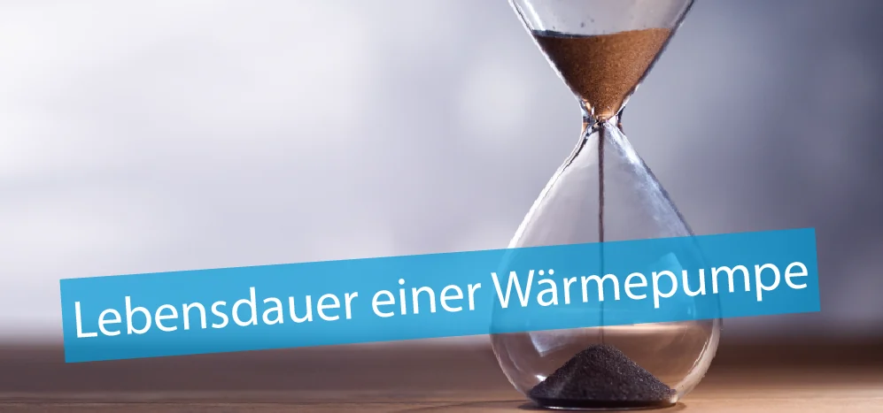 Titelbild Artikel "Lebensdauer einer Wärmepumpe" - im Bild eine ablaufende Sanduhr