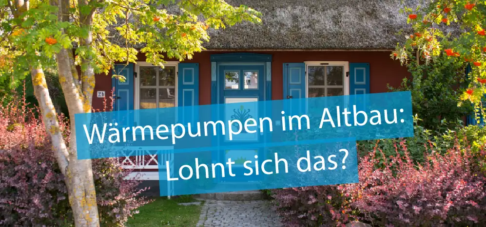 Titelbild Artikel "Wärmepumpen im Altbau" - im Bild ein älteres rotes Haus mit viel Pflanzen