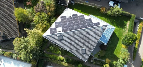 Vogelperspektive auf die Photovoltaikanlage von Familie Renggli Lachat in Therwil