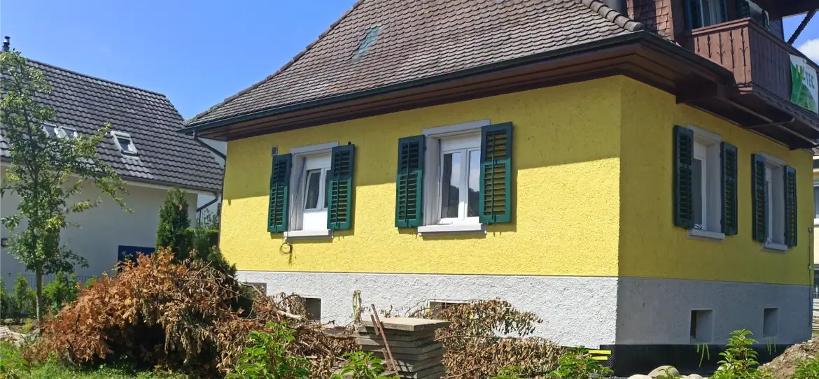 Titelbild Referenzgeschichte Tokay, Dulliken - im Bild die Wärmepumpe vor dem Haus Tokays