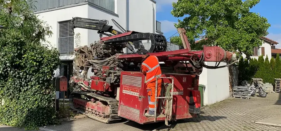 Titelbild Referenzgeschichte Rüegg, Dübendorf - im Bild das Bohrgerät vor dem Haus