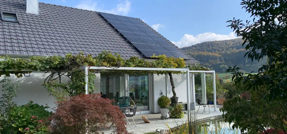Titelbild Referenzgeschichte Heim, Hofstetten - im Bild ihre Photovoltaikanlage