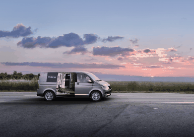 Serviceauto von Buderus in der Abendstimmung