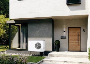 Stiebel Eltron Wärmepumpe vor einem Haus