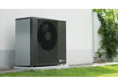 alpha innotec Wärmepumpe neben Hauswand