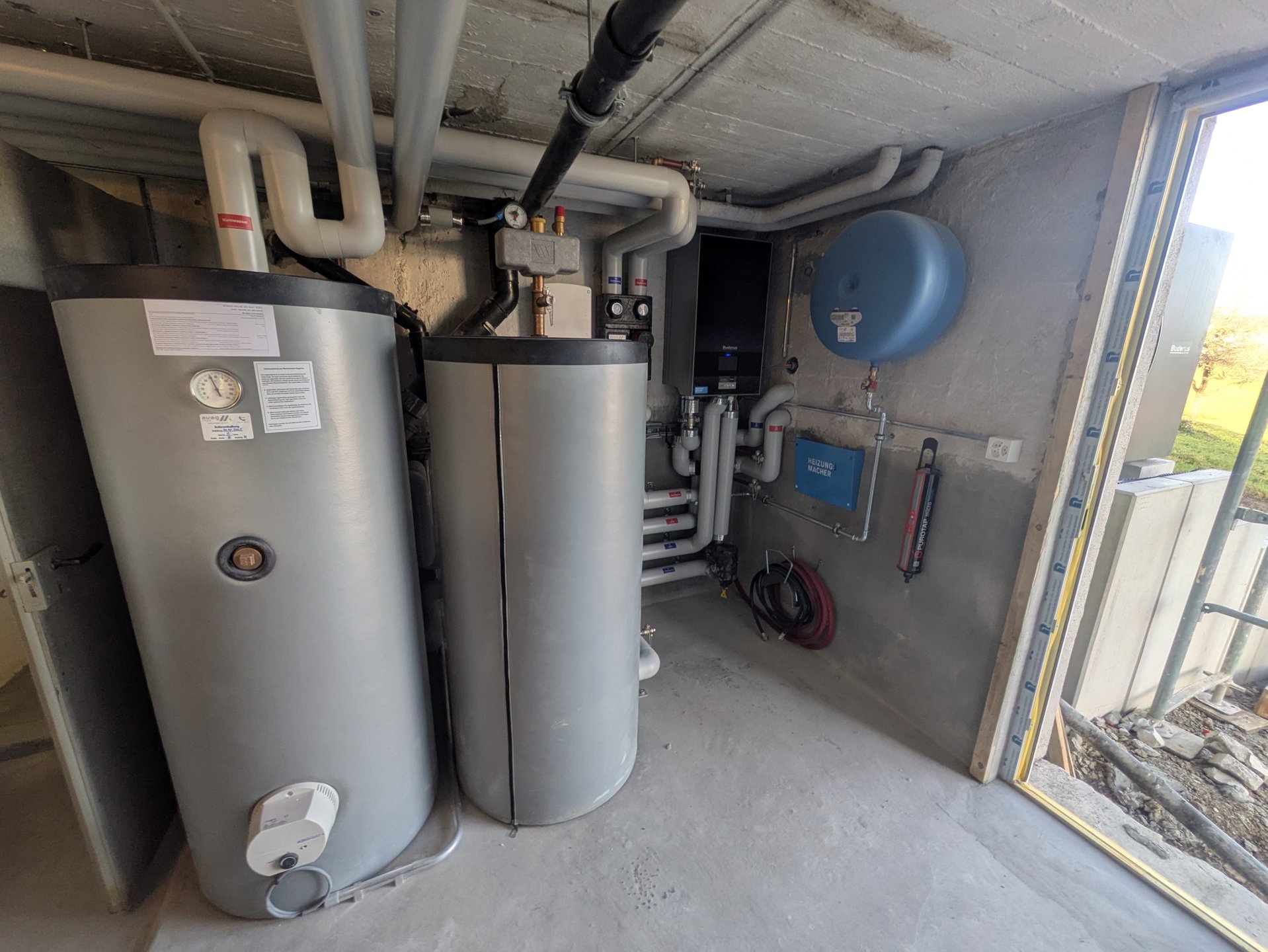 Buderus-Inneneinheit sowie Puffer- und Trinkwarmwasserspeicher nach dem Heizungsersatz in Horgen