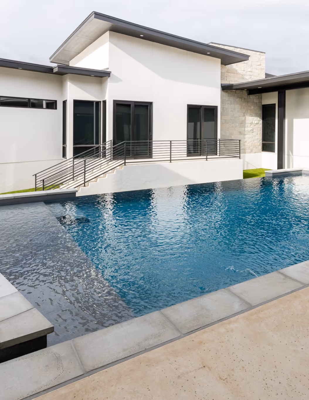 New luxurious modern pool build in Boerne, TX home with sleek design