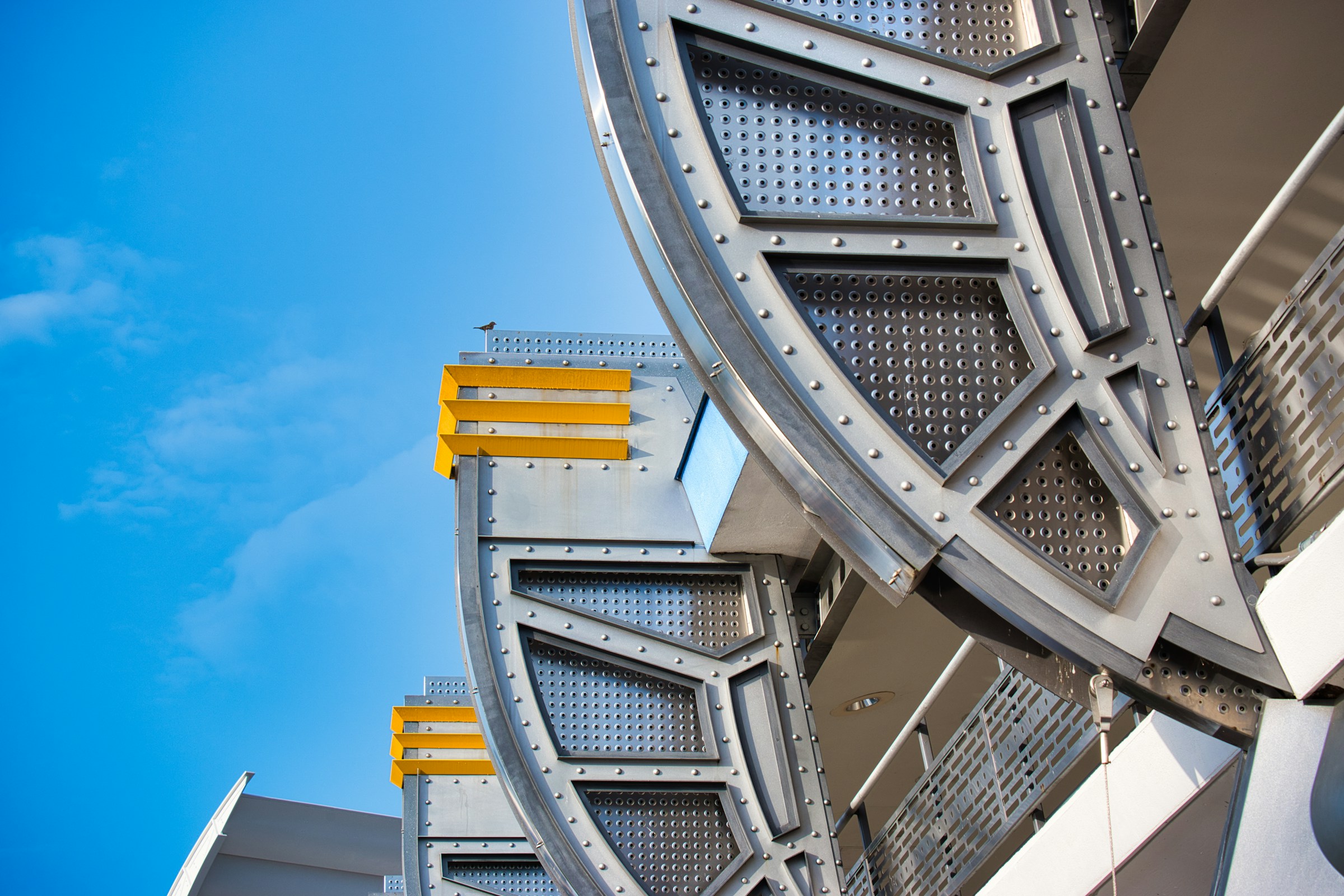 Prihodnost Kovine v Arhitekturi: Inovacije, Trajnost in Vsestranskost