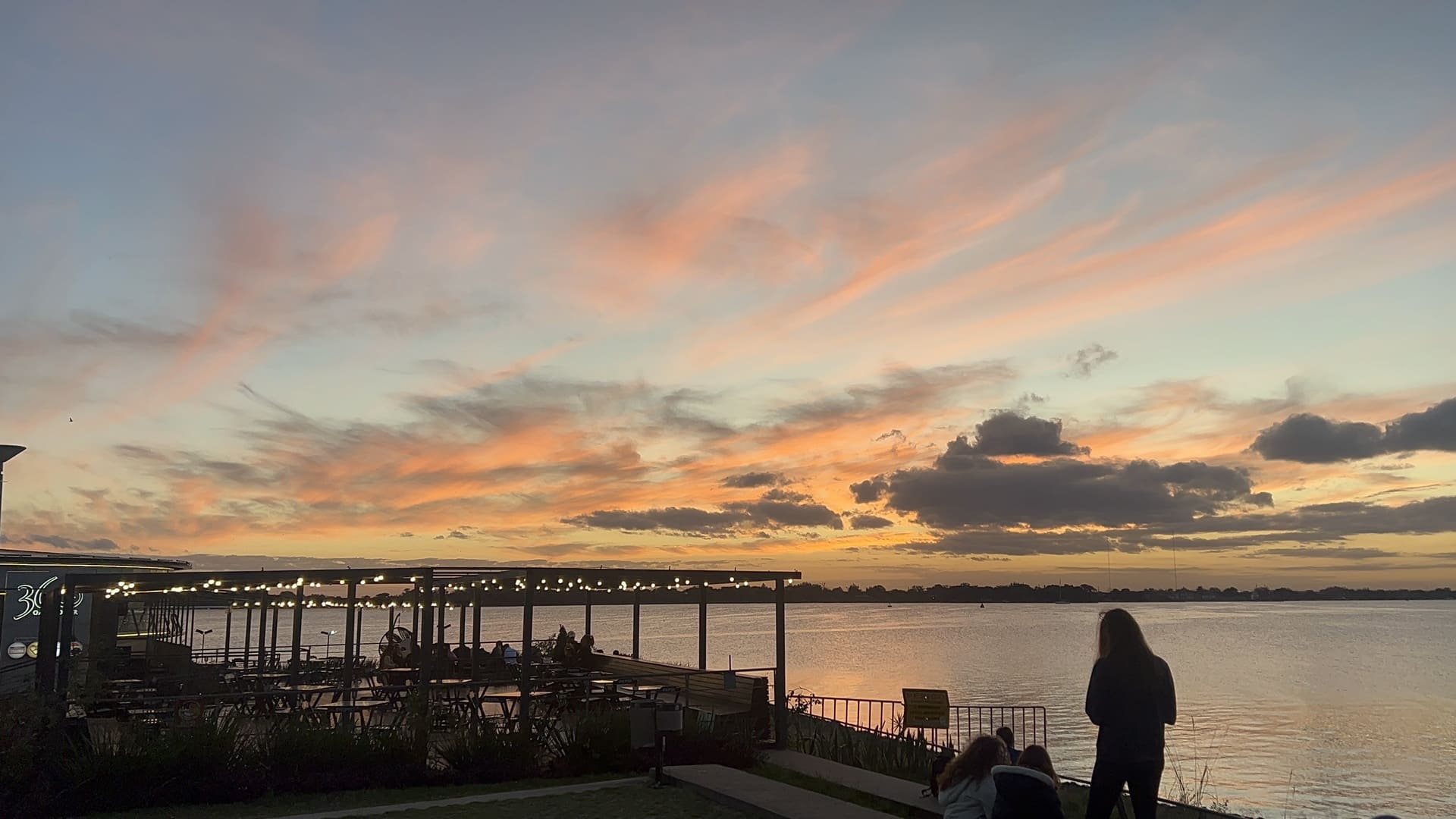 Pôr do sol, boa gastronomia e cultura: um passeio pelo Cais Embarcadero