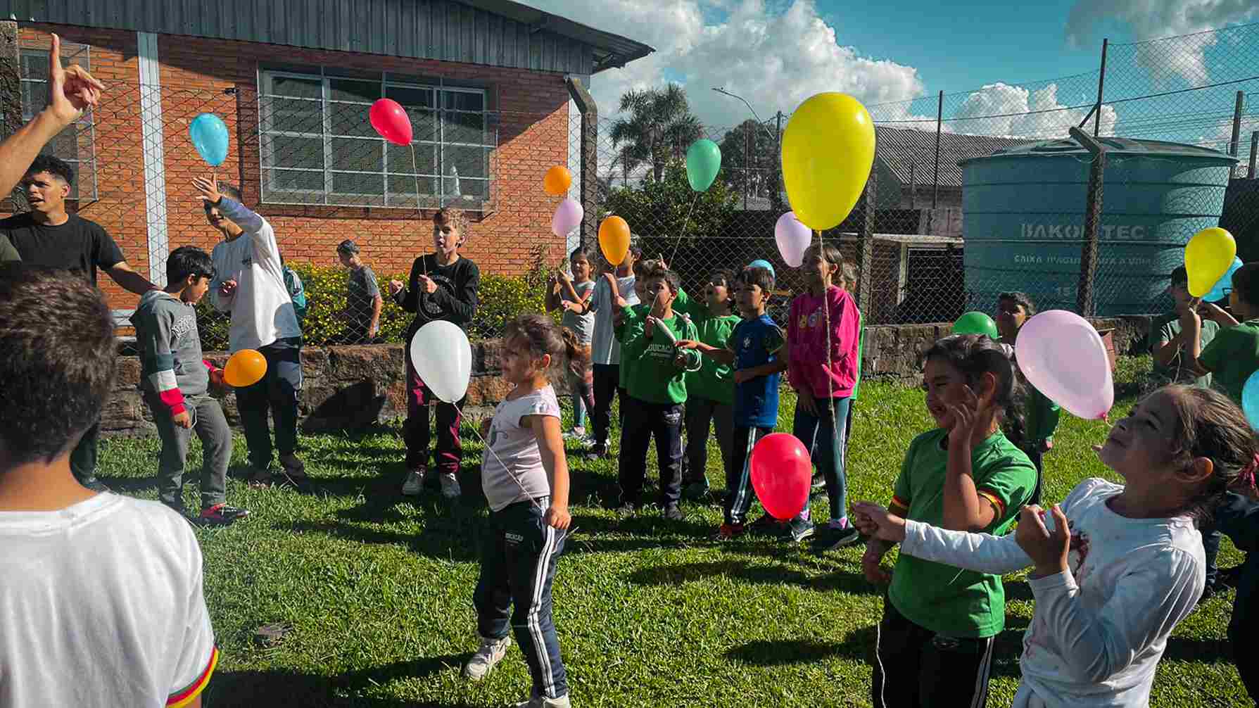 Esperança ao vento: Projeto Infância Memorável promove ação "Carta dos Desejos" com voluntários da Laghetto
