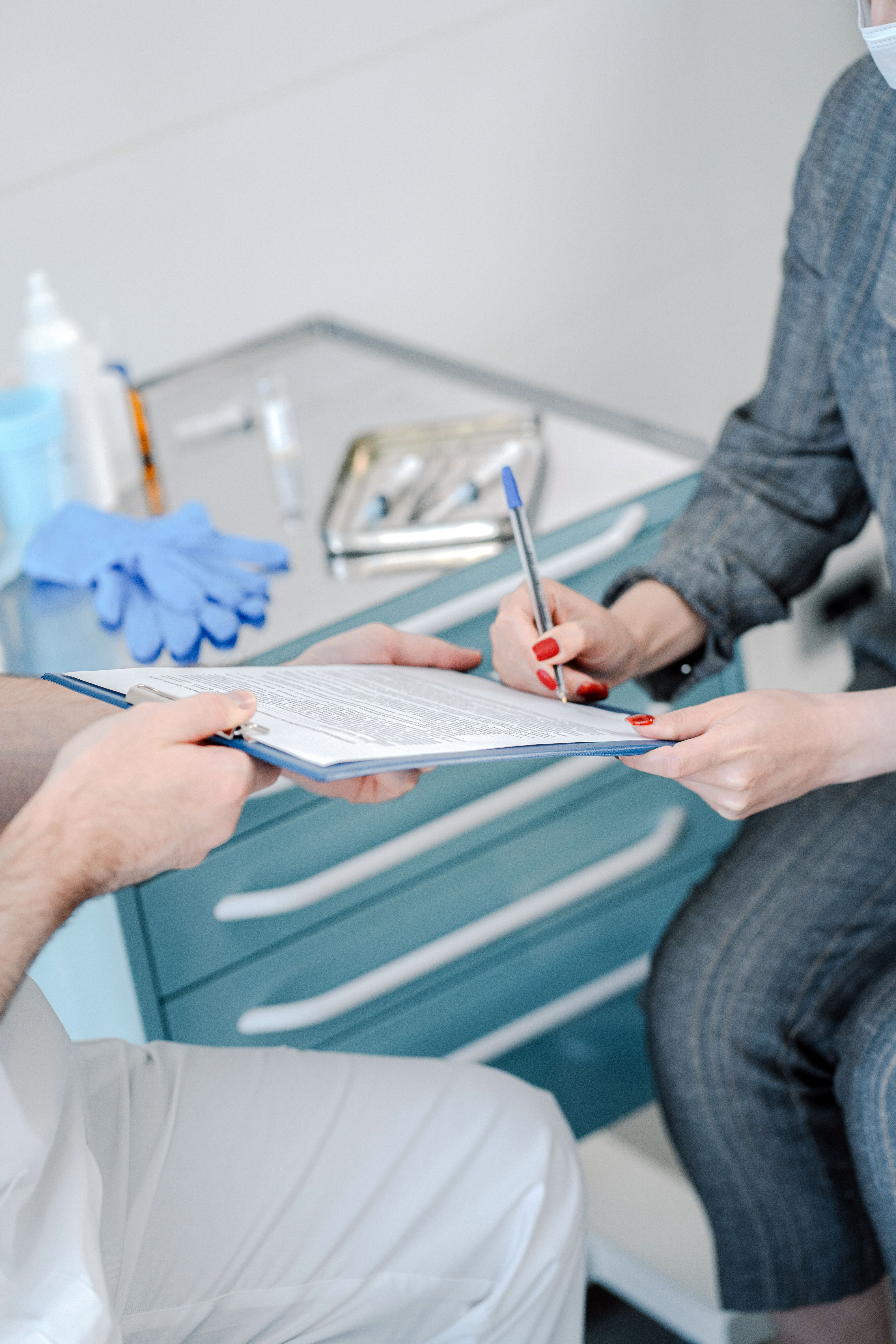 Dentist explaining preventative coverage and Annual Membership Plan benefits in Minnetonka MN