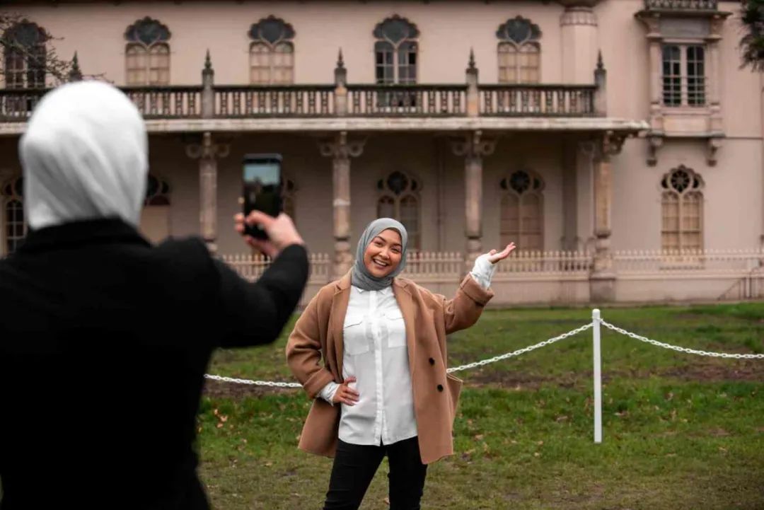 women-wearing-hijab-having-good-time (2).jpg