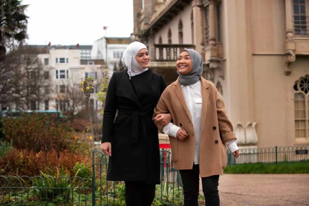 women-wearing-hijab-having-good-time.jpg