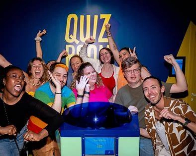 Groupe de personne ayant du fun chez Quiz Room