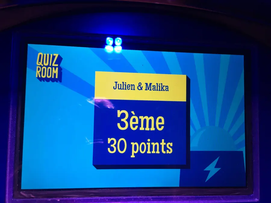 Joueurs Quiz Room Bruxelles moment gameplay intense